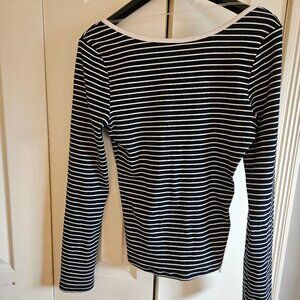 NWT Long Sleeve Scoop Neck Universal Thread Size M